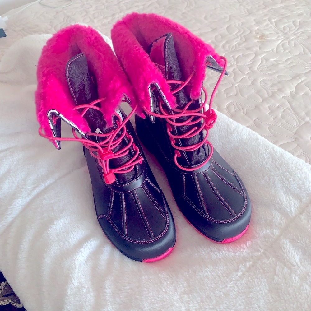NWOT UGG boots  fur inside trimmed in pink  size 5 for girls